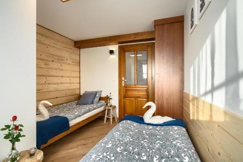 Tempat tidur dalam kamar di Apartament Uroczy Zakątek