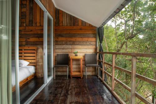Balkoni atau teres di Beu Ceubeh Cottage Sabang