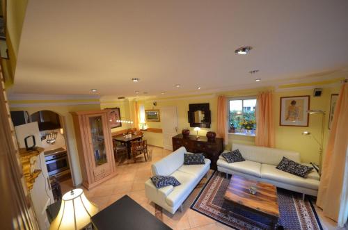 een woonkamer met twee witte banken en een tafel bij Reet-Eckhaus-17f-Moosbeere in Gager