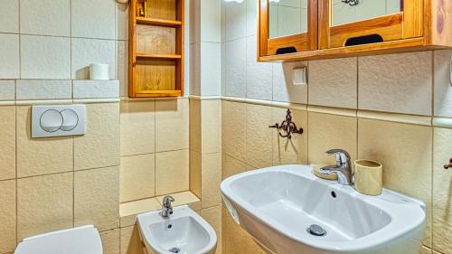 Kúpeľňa v ubytovaní Apartament Klimat Górski na Okrzei - 5D Apartamenty