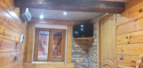 une pièce avec une fenêtre et un mur en pierre dans l'établissement Le Havre de paix, à Saint-Dalmas-le-Selvage