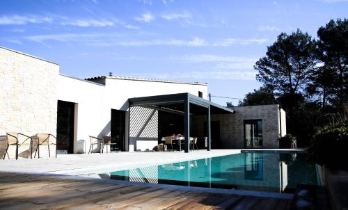 une vue extérieure d'une maison avec piscine dans l'établissement Maison-M AIX, à Meyreuil