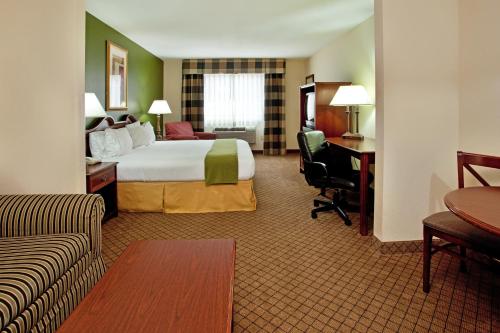 a hotel room with a bed and a desk at Holiday Inn Express Harvey-Marrero by IHG in Harvey