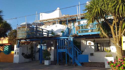 um edifício com uma escada azul em frente em Casablanca del Mar em Santa Clara del Mar