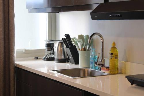 Dapur atau dapur kecil di A2J Luxury BGC Balcony Suite Near SM AURA Taguig