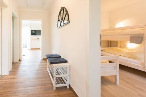 Zimmer mit 2 Etagenbetten und Flur in der Unterkunft Feriendomizil SeeSand in Gammendorf