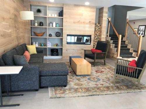 a living room with a couch and chairs and a tv at Country Inn & Suites by Radisson, Stone Mountain, GA in Stone Mountain