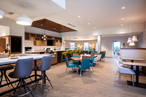 Una cocina o cocineta en EVEN Hotels Denver Tech Center-Englewood by IHG