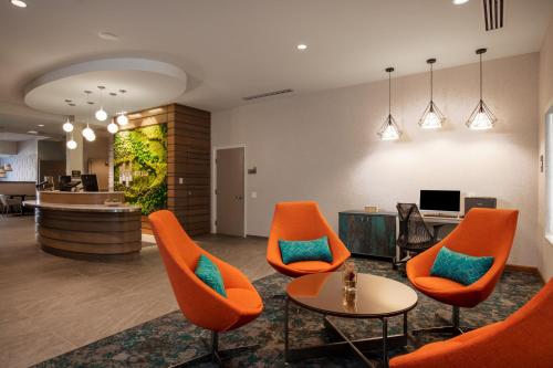 Un lugar para sentarse en EVEN Hotels Denver Tech Center-Englewood by IHG