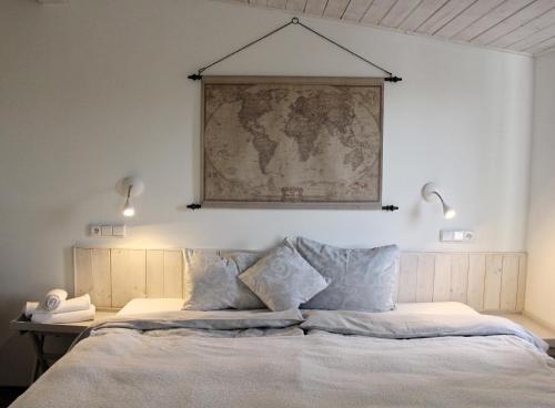 um quarto com uma cama grande e um mapa na parede em St. Prokop Luxury Apartments 256 em Boží Dar