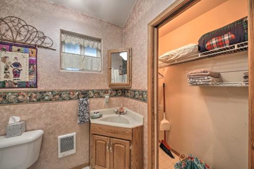 Ванна кімната в Homey Pet-Friendly Libby Cottage with Yard by Creek!