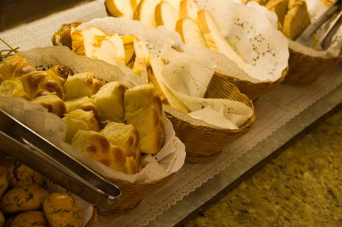 a tray with baskets of food on a table at Premium Executive Hotel Itabira in Itabira