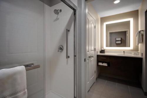 Ένα μπάνιο στο Staybridge Suites - Holland by IHG
