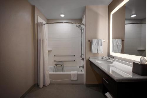 Et badeværelse på Staybridge Suites - Holland, an IHG Hotel
