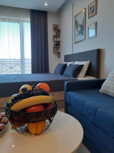 a bowl of fruit on a table in a living room at Dream Milmari L12 Apartman in Kopaonik