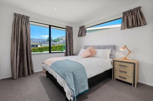Krevet ili kreveti u jedinici u okviru objekta Roys Bay Lodge - Wanaka Holiday Home