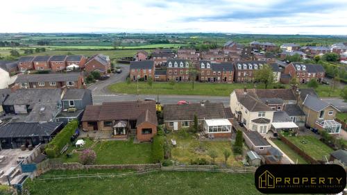 una vista aérea de un barrio residencial con casas en Vale View en Durham