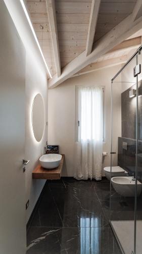 a bathroom with two sinks and a mirror at Casa Olivi Apartments in Bardolino