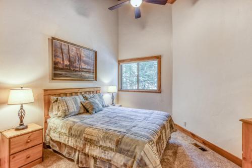 - une chambre avec un lit et une fenêtre dans l'établissement Idyllic Escape, à Black Butte Ranch