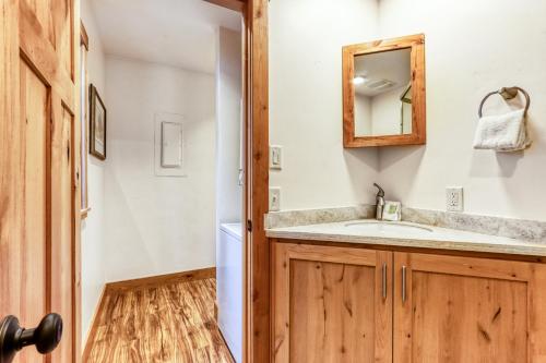La salle de bains est pourvue d'un lavabo et d'un miroir. dans l'établissement Idyllic Escape, à Black Butte Ranch