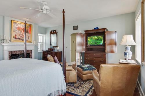 um quarto com uma cama e uma sala de estar em 125 Church em Charleston