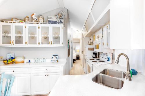 uma cozinha com armários brancos e um lavatório em Long Island Village Unit 659 Island Breeze em Port Isabel
