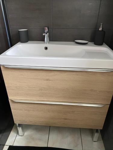 La salle de bains est pourvue d'une baignoire blanche. dans l'établissement loveyou Villalunoterie Futuroscope Piscine spa 4pers, à Oyré