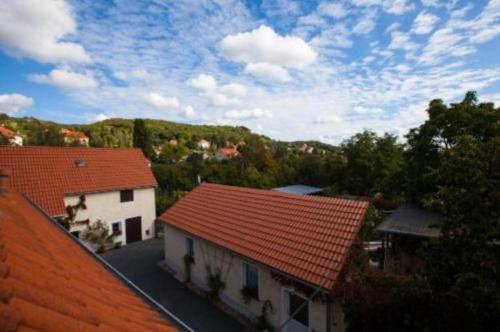 einen Blick über ein Haus mit rotem Dach in der Unterkunft Pension Kleint, Wohnung 1  in Radebeul