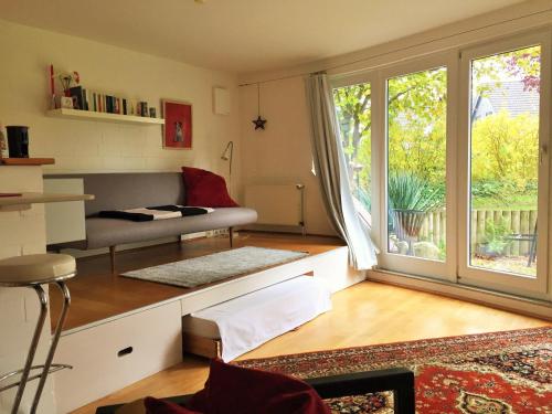 un soggiorno con divano e una grande finestra di Ferienhaus-in-Rotenburg a Rotenburg an der Wümme