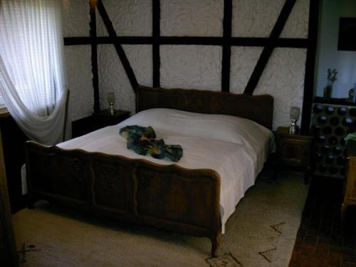 una camera da letto con un grande letto con un fiore sopra di Ferienwohnung-Nuerburgblick a Reifferscheid