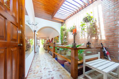 un pasillo con una mesa y bancos en un edificio en Hotel Ayenda Casa Cano 1805 en Cartagena de Indias