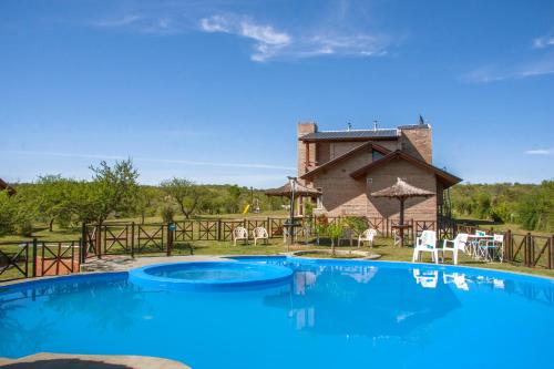 una gran piscina frente a una casa en Complejo San Pio en Villa Icho Cruz