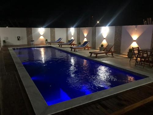 uma piscina à noite com luzes azuis em POUSADA TUPINAMBA na Ilha de Boipeba