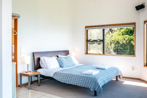 เตียงในห้องที่ CrossTrees Chalet - Seaview - Waiheke Holiday Unit