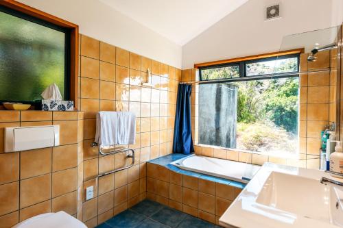 ห้องน้ำของ CrossTrees Chalet - Seaview - Waiheke Holiday Unit