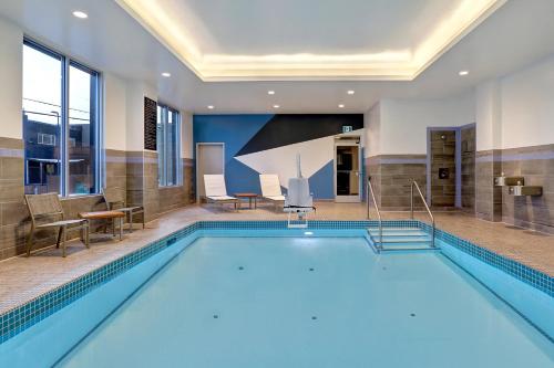 Swimmingpoolen hos eller tæt på Hyatt Place Prince George