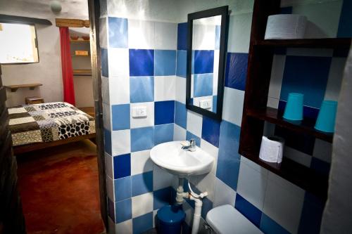 ein Badezimmer mit einer blau-weißen Wand in der Unterkunft Domo 1 en la selva a 3 km de Minca in Minca