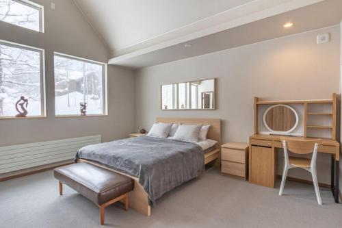 um quarto com uma cama, uma secretária e uma cadeira em Kitsune House - walking distance to Rusutsu Resort em Rusutsu