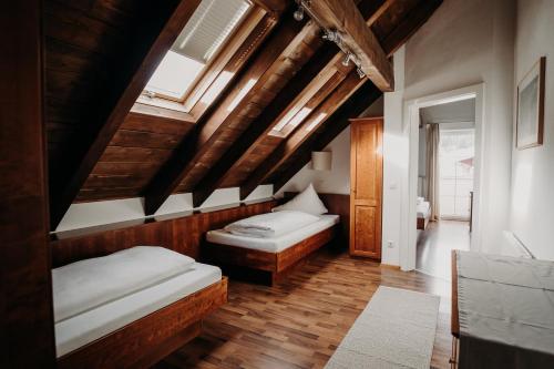 フラッハウにあるEnjoyTheAlps - Appartements BARBARAの木製の天井の部屋にベッドが2つある