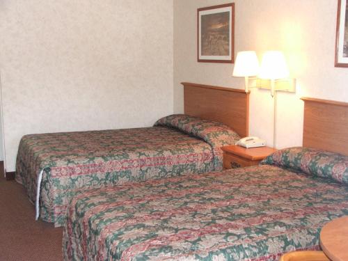 Pokój hotelowy z 2 łóżkami i telefonem w obiekcie Deerfield Inn & Suites w mieście Greenbrier