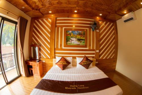 Кровать или кровати в номере HoangLong Riverside Homestay