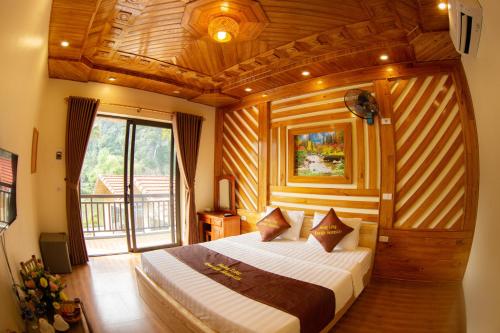 Кровать или кровати в номере HoangLong Riverside Homestay