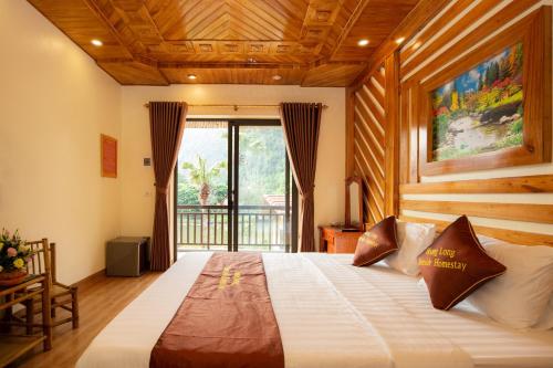 una camera con un grande letto e un balcone di HoangLong Riverside Homestay a Ninh Binh