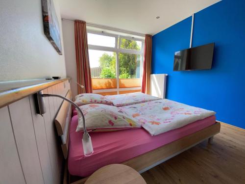 Wulfen auf FehmarnにあるFerienhaus-Maxe-Wohnung-Hannahの窓付きの客室の小さなベッド1台分です。