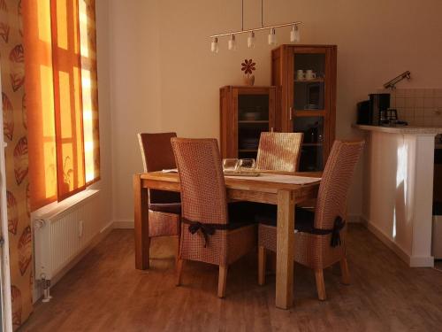 ein Esszimmer mit einem Holztisch und Stühlen in der Unterkunft Bi de Kark in Sankt Peter-Ording