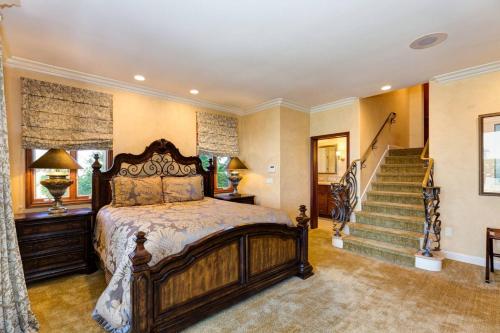 een slaapkamer met een groot bed en een trap bij 317 Carnation, Corona del Mar in Newport Beach