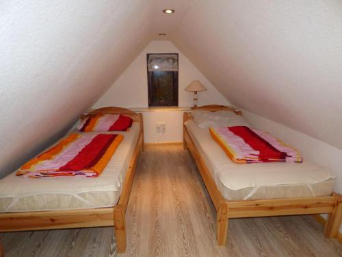 PoseritzにあるFerienwohnung-Natur-pur-Wohnung-4の屋根裏部屋のベッド2台