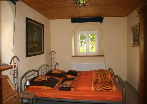 MüglitztalにあるFEWO-im-sanierten-Fachwerkhausの窓付きの部屋にベッド付きのベッドルーム1室があります。