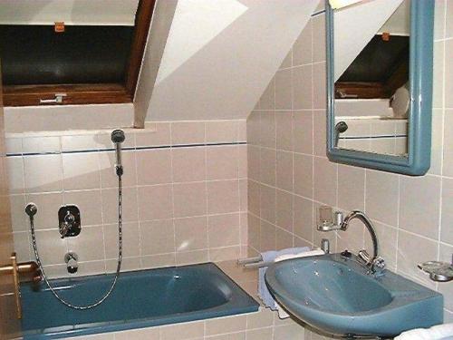 A bathroom at Apart-Haus-Florian-Balkonappartement