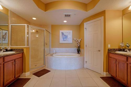 uma casa de banho com uma banheira, um chuveiro e um lavatório. em 404 Bay Harbor em Clearwater Beach